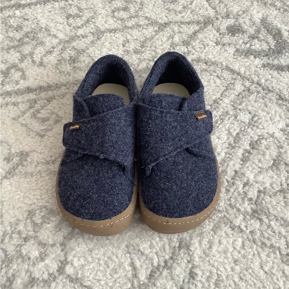 BEST DEAL - BRAND NEW Velcro Kids Wool Fall/Winter Casual Shoe (Size US 11.5)